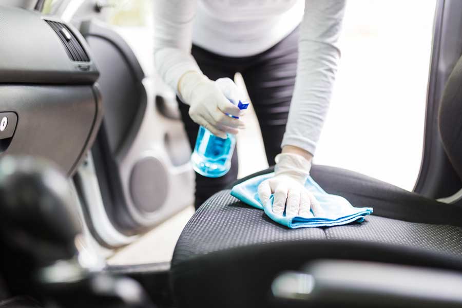 Comment nettoyer un siège de voiture en tissu ?